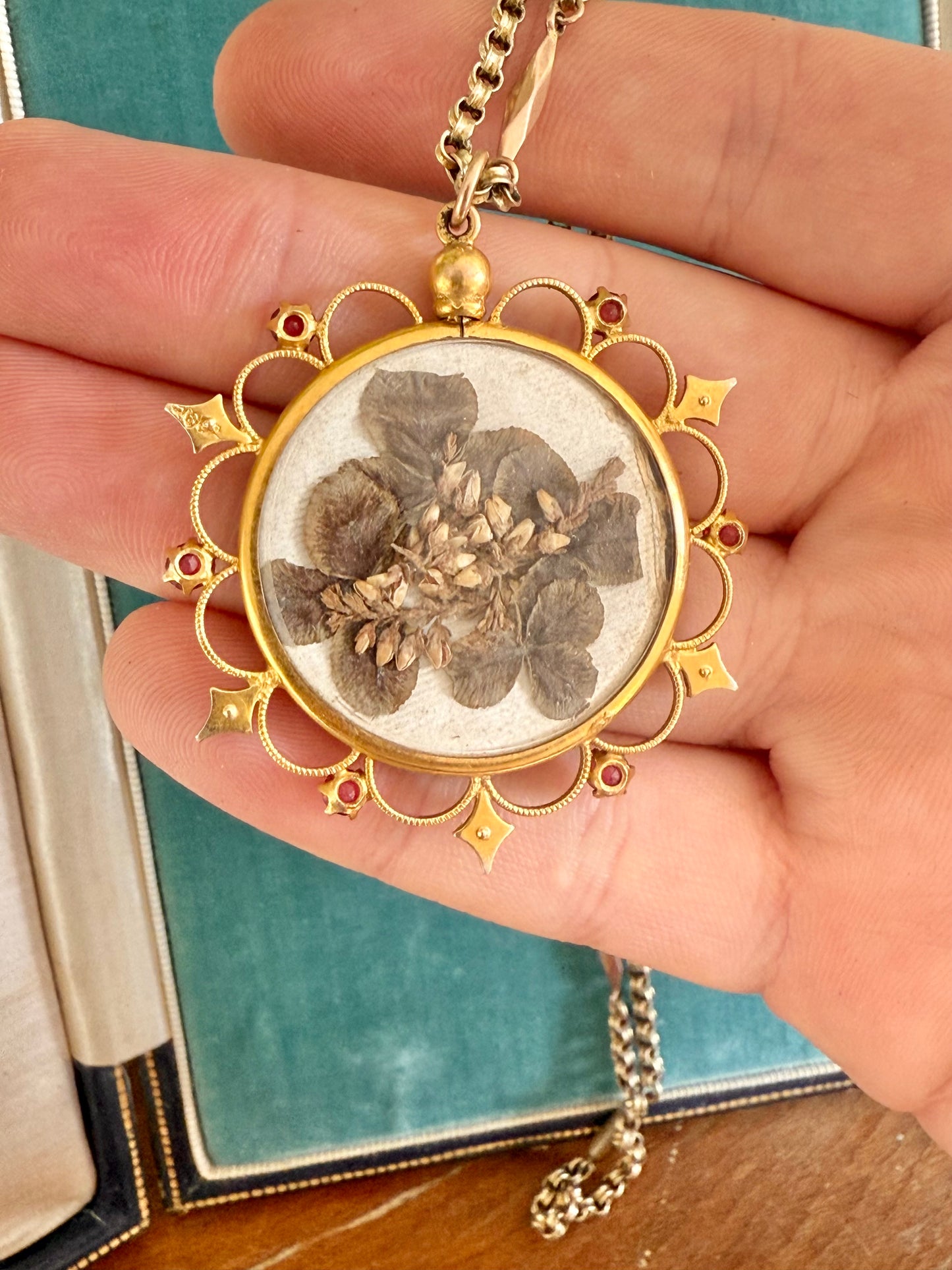 WW1 Australian Sweetheart Open Photo Locket and Chain | 9ct Gold