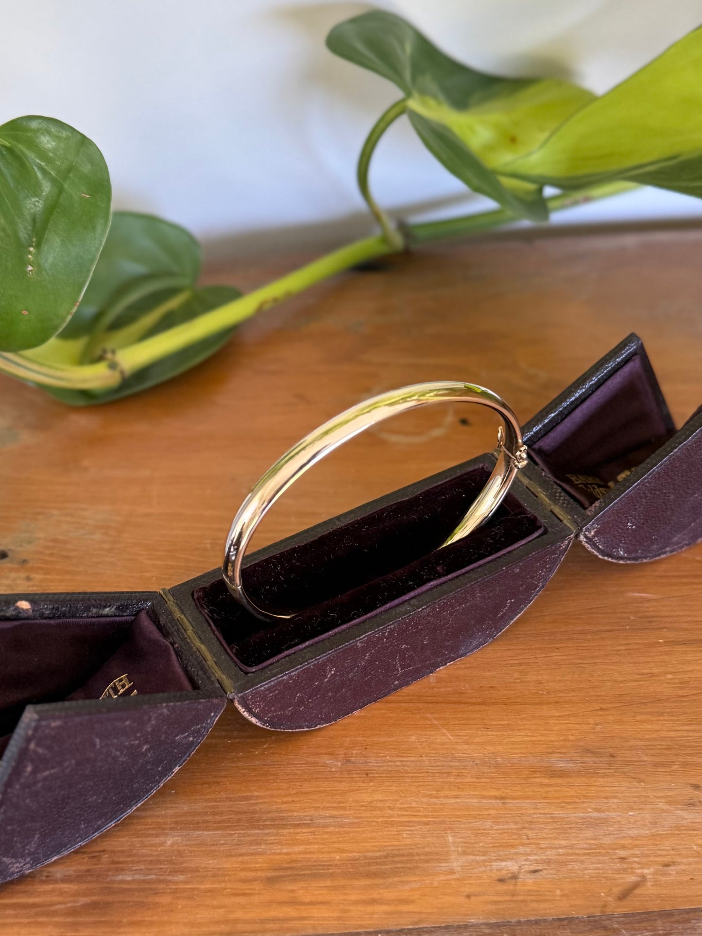 Vintage 9ct Gold Everyday Bangle – Sleek Hinged Design