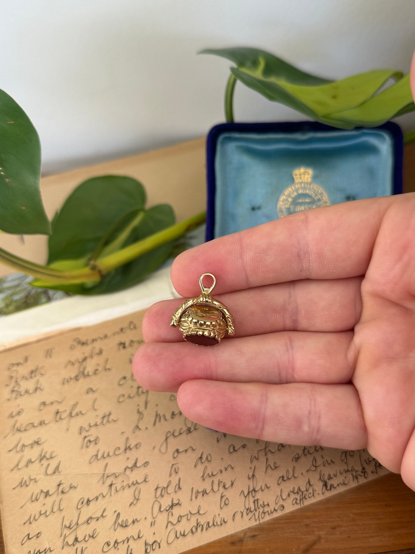 Vintage 9ct Gold Swivel Spinner Fob – Agate & Carnelian with Hallmarked Cartouche