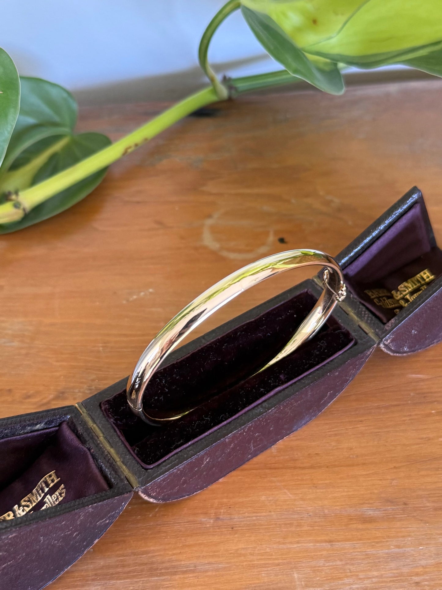 Vintage 9ct Gold Everyday Bangle – Sleek Hinged Design