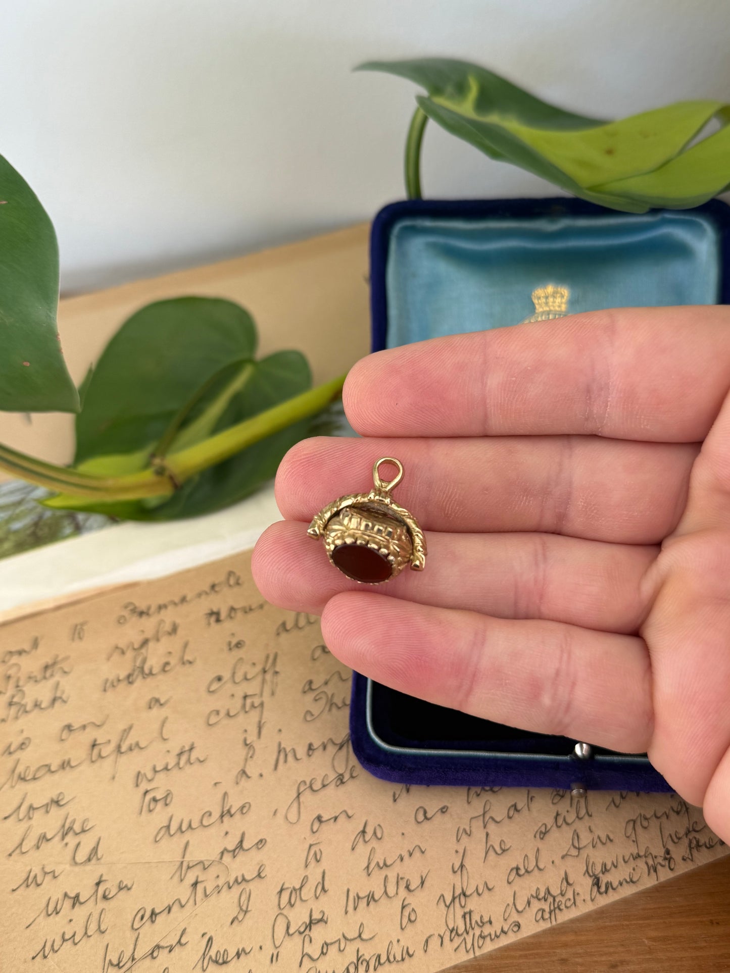 Vintage 9ct Gold Swivel Spinner Fob – Agate & Carnelian with Hallmarked Cartouche