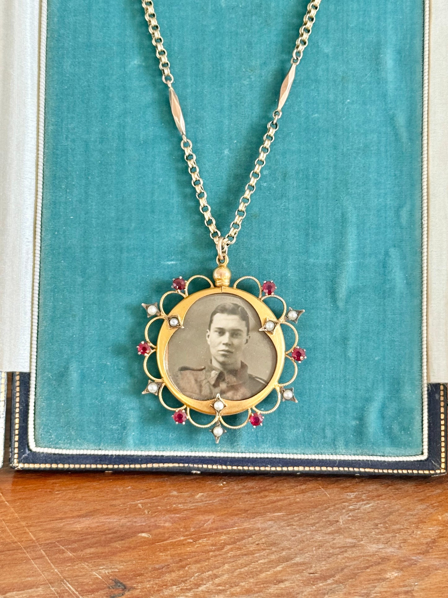 WW1 Australian Sweetheart Open Photo Locket and Chain | 9ct Gold