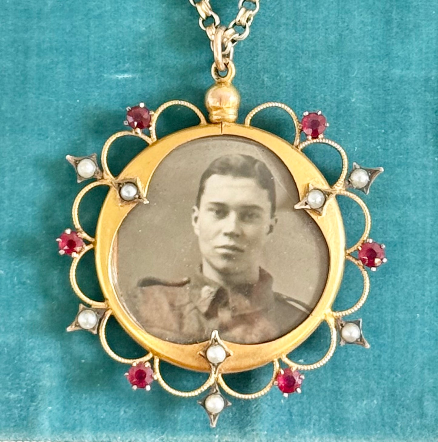 WW1 Australian Sweetheart Open Photo Locket and Chain | 9ct Gold