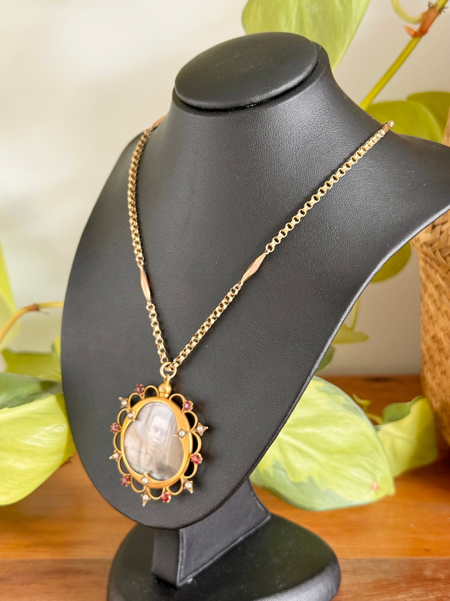 WW1 Australian Sweetheart Open Photo Locket and Chain | 9ct Gold