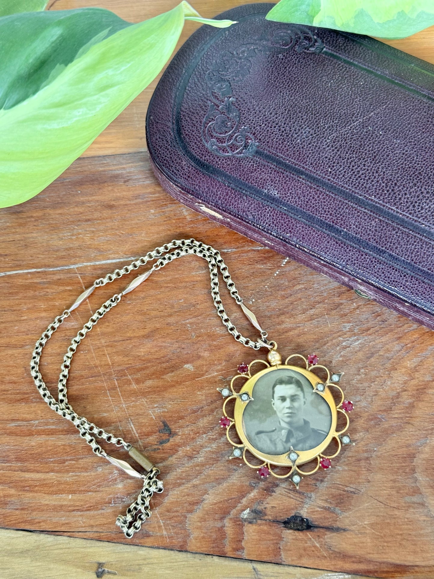 WW1 Australian Sweetheart Open Photo Locket and Chain | 9ct Gold