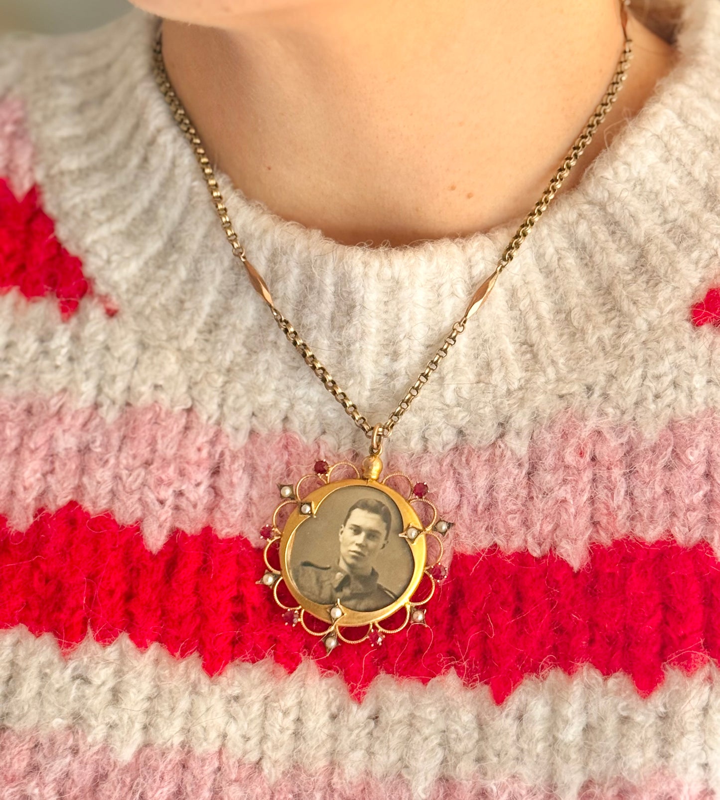 WW1 Australian Sweetheart Open Photo Locket and Chain | 9ct Gold