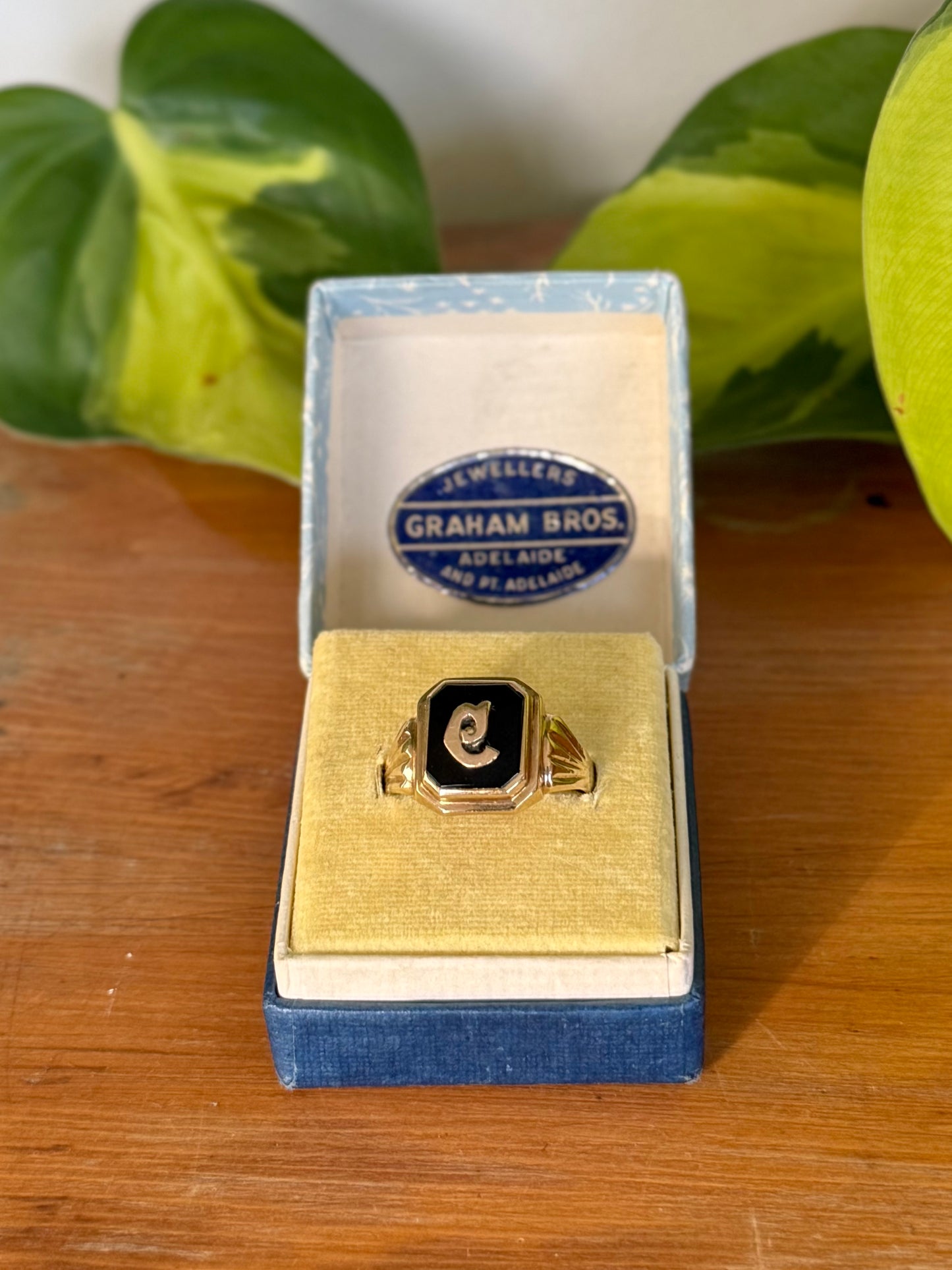 1940s Australian 9ct Gold Onyx Signet Ring – Lower-Case e – Size W