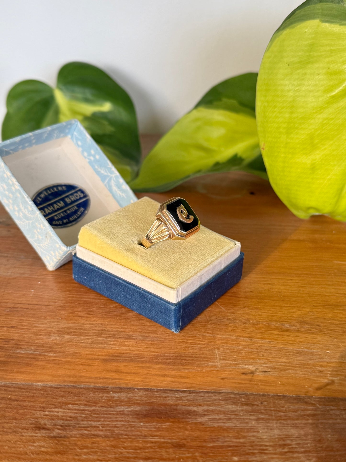 1940s Australian 9ct Gold Onyx Signet Ring – Lower-Case e – Size W