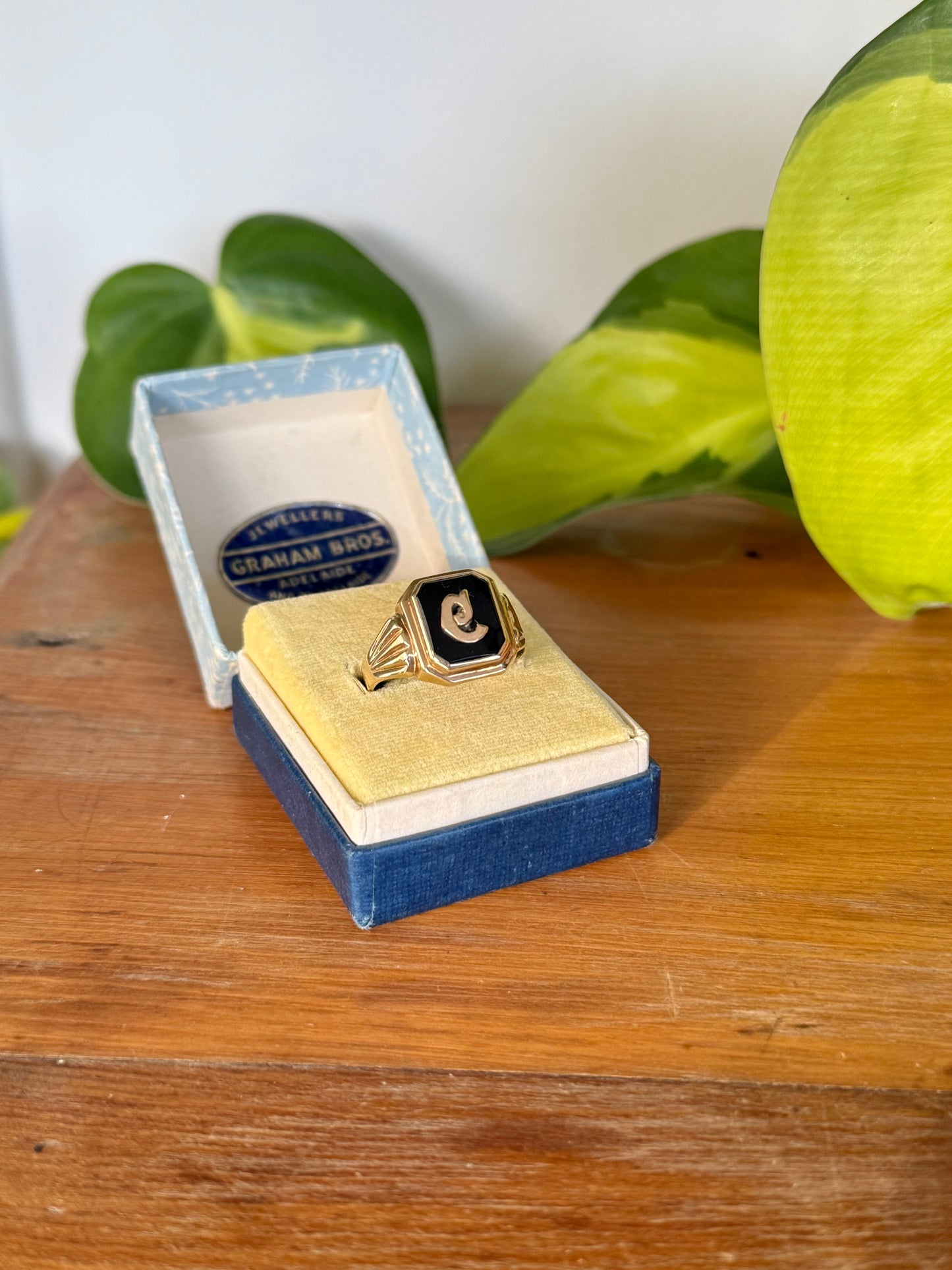 1940s Australian 9ct Gold Onyx Signet Ring – Lower-Case e – Size W