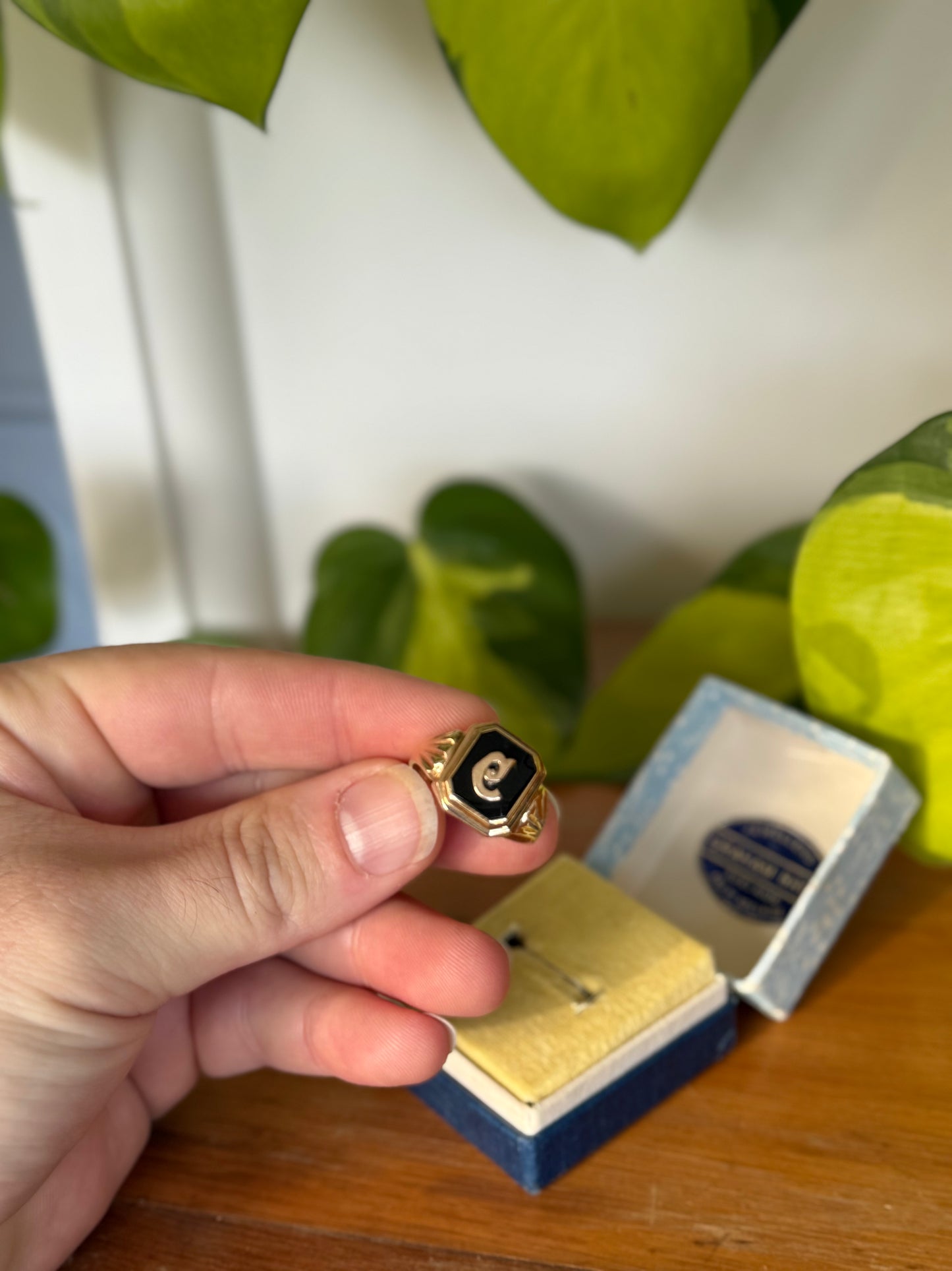 1940s Australian 9ct Gold Onyx Signet Ring – Lower-Case e – Size W