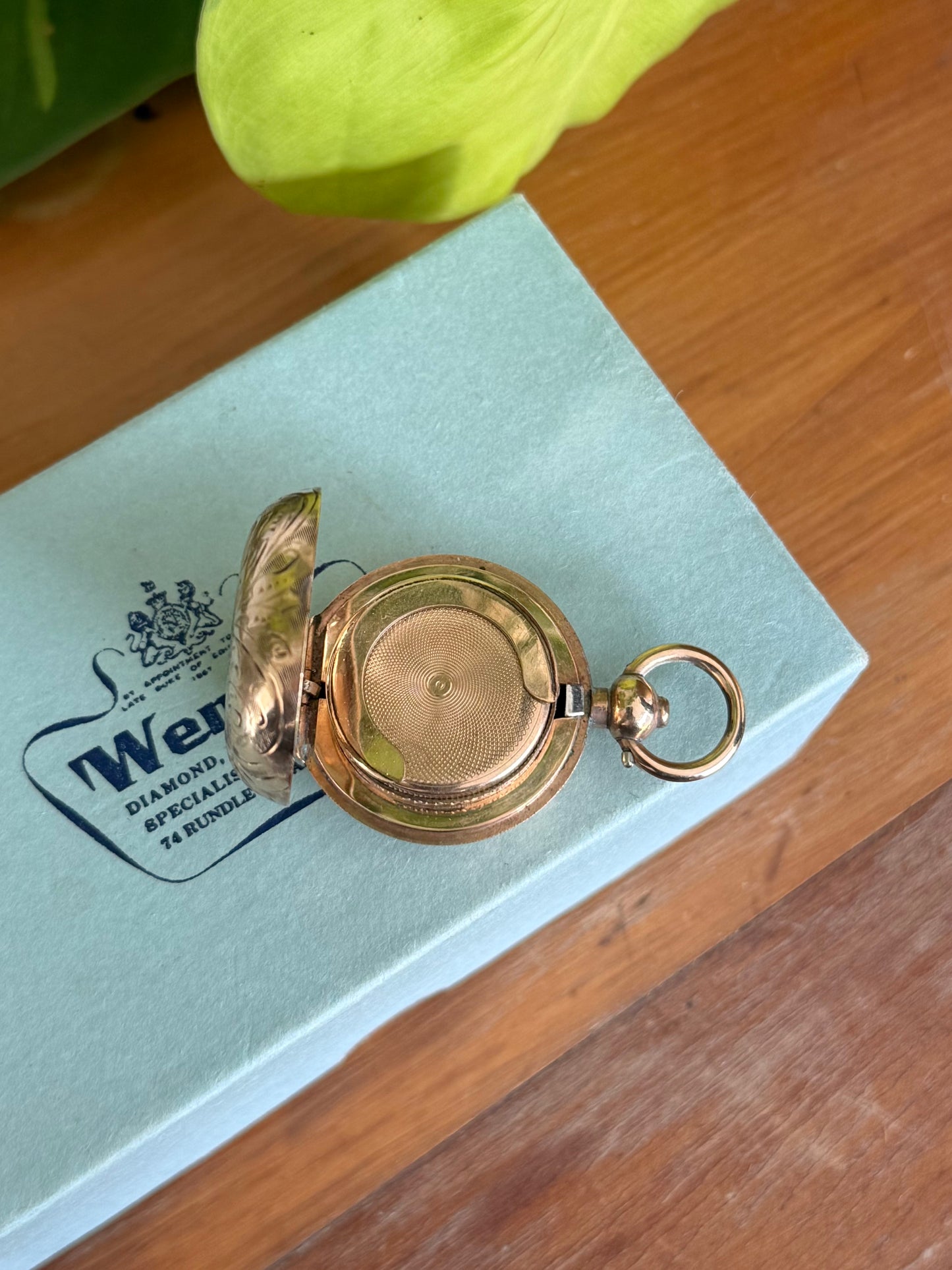 Circa 1910 Round Dennison 9ct Gold-Cased Sovereign Holder – Rose Gold – 30mm