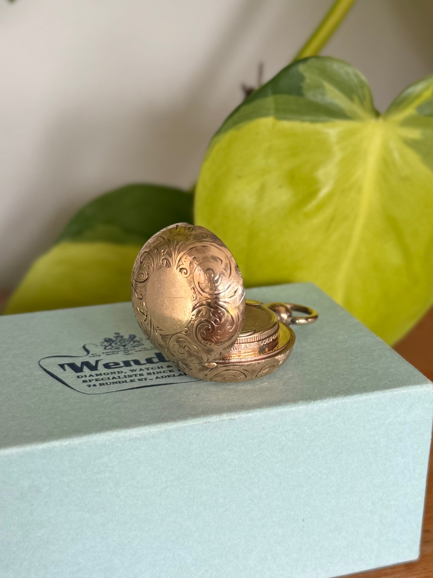 Circa 1910 Round Dennison 9ct Gold-Cased Sovereign Holder – Rose Gold – 30mm